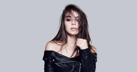 Hailee Steinfeld em versão acústica de “Most Girls” – Portal SUCESSO!